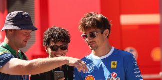 Gp Monza, Leclerc gira per il circuito… in bicicletta: il boato dei tifosi della Ferrari