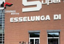 Pregiudicato tunisino dà in escandescenze durante i controlli e in caserma: arrestato