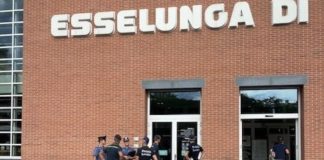 Ruba due smartphone all’Esselunga: denunciato 41enne