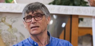 Caivano, minaccia a don Patriciello durante la messa. Meloni: “Gesto vigliacco”