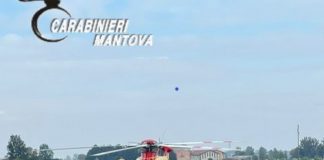 Asola, apre lo sportello e si getta fuori dall’auto in corsa: grave 19enne