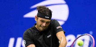 Fritz, nuovo look contro Djokovic: la fascia è… al contrario