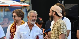 Mel Gibson tifa Roma, la star all’Olimpico con sciarpa giallorossa