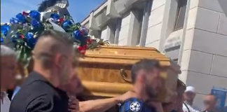 Fuochi d’artificio, musica e corteo di 400 auto per l’addio al 43enne