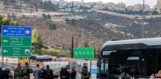 Attentato a Gerusalemme est, cinque morti. Hamas: “Operazione eroica”