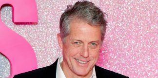 Auguri Hugh Grant, l’icona della commedia romantica compie 65 anni