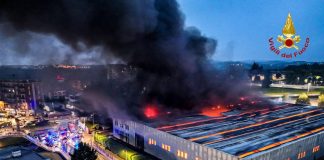 Torino, incendio in stabilimento a Pianezza: pericolo nube tossica