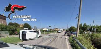 Roverbella, scontro tra auto: ferita una donna. Fugge a piedi l’altro automobilista