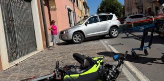 Scontro tra auto e moto a Roverbella: 14enne trasportato in elicottero a Brescia