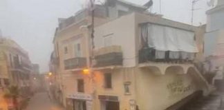 Maltempo, a Monza salvate mamma e figlia intrappolate in casa. Nubifragio su Ischia