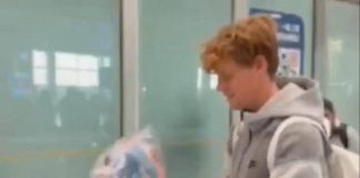Sinner arriva in Cina, ad accoglierlo c’è… un cuscino