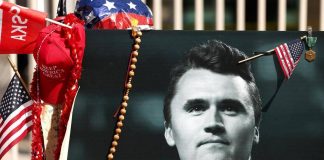 Charlie Kirk, la vedova: “Indosso suo ciondolo insanguinato”