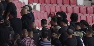 Italia, tifosi azzurri di spalle durante l’inno israeliano. Poi i cartelli: “Stop”