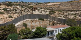 In 44 sbarcano a Lampedusa, sulla barca due corpi e tre intossicati