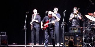 Pisa celebra la musica con i Level 42: concerto sold-out e messaggio di pace
