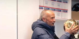 Luis Enrique ‘ruba’ il Pallone d’oro a Dembélé: il video della festa in casa Psg