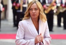 Meloni su foto di Kirk a testa in giù: “Non ci facciamo intimidire”