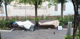 Colpito nel sonno e poi aggredito: 63enne ferito nella notte in via Pescheria