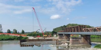 La locomotiva non è nell’Oglio: avanti con i lavori del ponte tra Marcaria e Bozzolo. A ottobre il primo varo