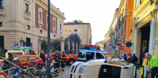 Si ribalta con l’auto in via Calvi: 85enne estratto dai Vigili del Fuoco