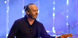Papà a 64 anni, la rock star anni ’80 dà il benvenuto al suo terzo figlio