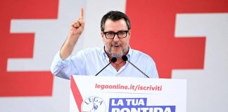 Salvini accende Pontida: “Mai i nostri figli a morire in Ucraina”. Omaggio a Bossi e citazione di Berlusconi