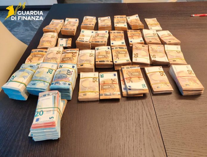 soldi operazione Gdf Castiglione Brescia