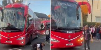 Tifoso del Crystal Palace si allaccia la scarpa e blocca… il pullman del Liverpool
