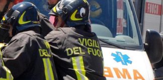 Fa giardinaggio e cade su inferriata che gli si conficca nel braccio