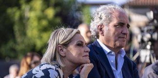 Simona Ventura e il marito perseguitati dallo stalker: “Minacciati di morte in 200 messaggi”