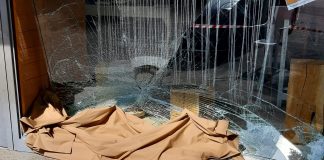 Litiga con la commessa e sfonda la vetrina del negozio con l’auto