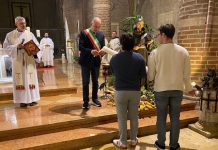 Rinnovato il dono del cero ai francescani, il vescovo: “San Francesco uomo di pace”