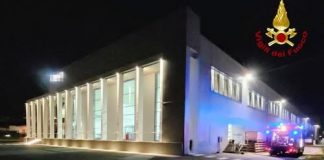 Marmirolo, fiamme in azienda di cosmetici, tempestivo l’intervento dei vigili del fuoco