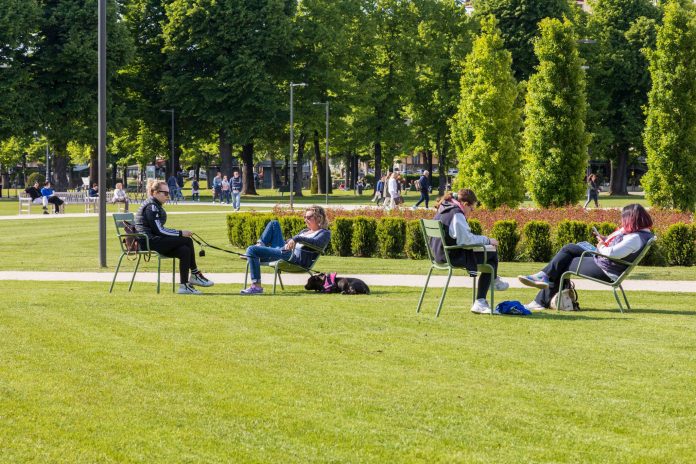 Parco te gente che legge e si riposa
