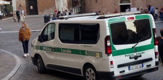 Mantova, furto smartphone risolto in pochi minuti: 26enne fermato dalla polizia locale