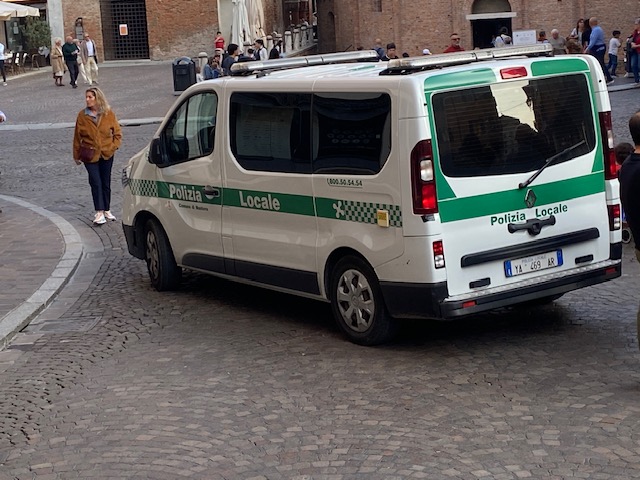 Polizia locale auto in centro