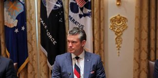 Zelensky da Trump, la cravatta ‘sospetta’ di Hegseth fa discutere