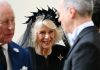 Camilla in nero in Vaticano, il velo firmato Philip Treacy nel segno della tradizione