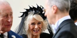 Camilla in nero in Vaticano, il velo firmato Philip Treacy nel segno della tradizione