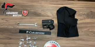 Aggredisce l’amico fuori da scuola con lo spray. E i Cc gli trovano la droga addosso: 18enne nei guai