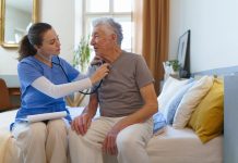 Over 80 in crescita del 41%: la Lombardia introduce il geriatra di comunità