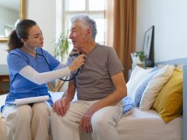 Over 80 in crescita del 41%: la Lombardia introduce il geriatra di comunità