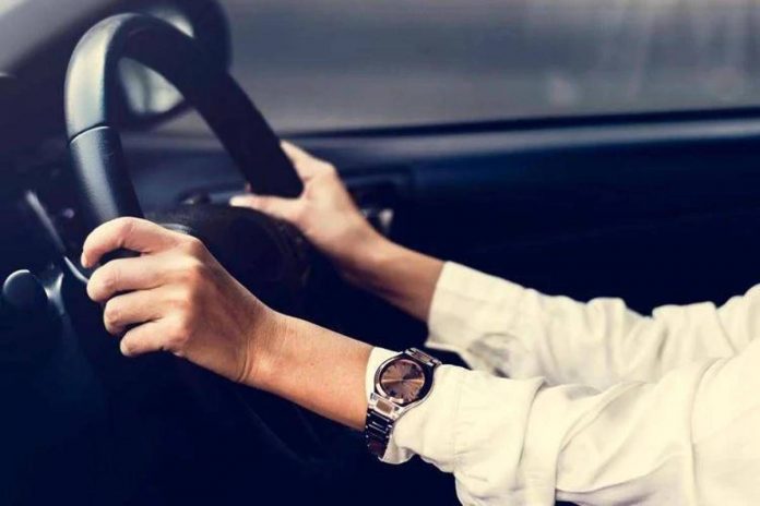 auto_donna_volante_123rf_free