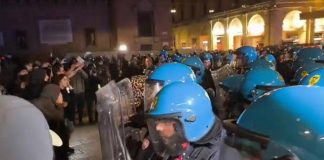 Bologna, tensione durante manifestazione Giovani Palestinesi: idranti e cariche della Polizia