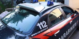 Ubriaco litiga con la madre, chiama il 112 e cerca di colpire i militari con calci, pugni e testate: arrestato