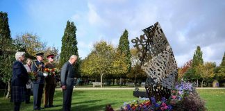 Re Carlo inaugura il monumento dedicato ai militari Lgbt+