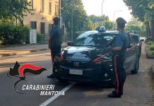 Marmirolo, in moto senza patente tenta di fuggire dai carabinieri. Poi li insulta e si ferisce: denunciato