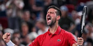 Resiste a quattro smash e vince il punto: spettacolo Djokovic a Shanghai