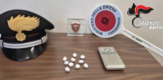 Beccato con la droga in auto, tenta la fuga e aggredisce un Carabiniere: arrestato