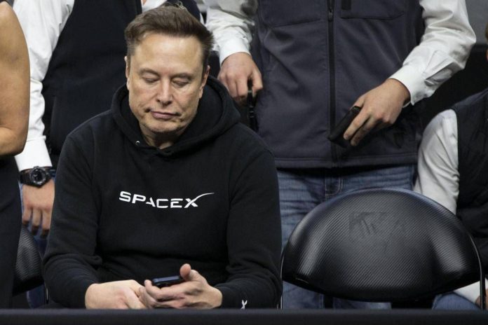 elon_musk_legge_notizia_ipa_ftg_1_